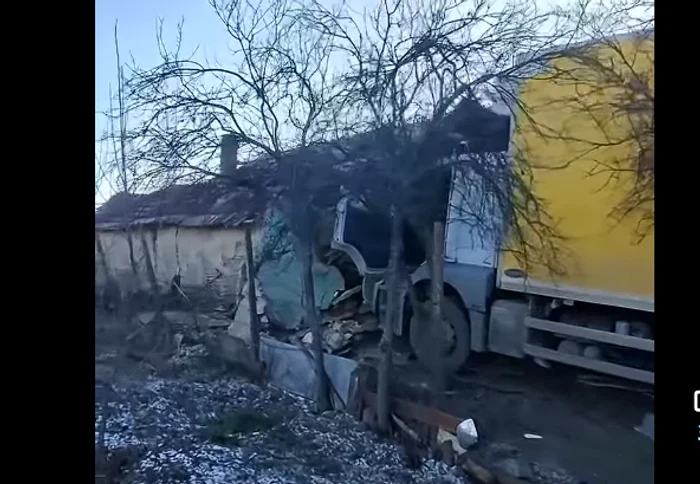Camionul a intrat în casă. FOTO captură video FB