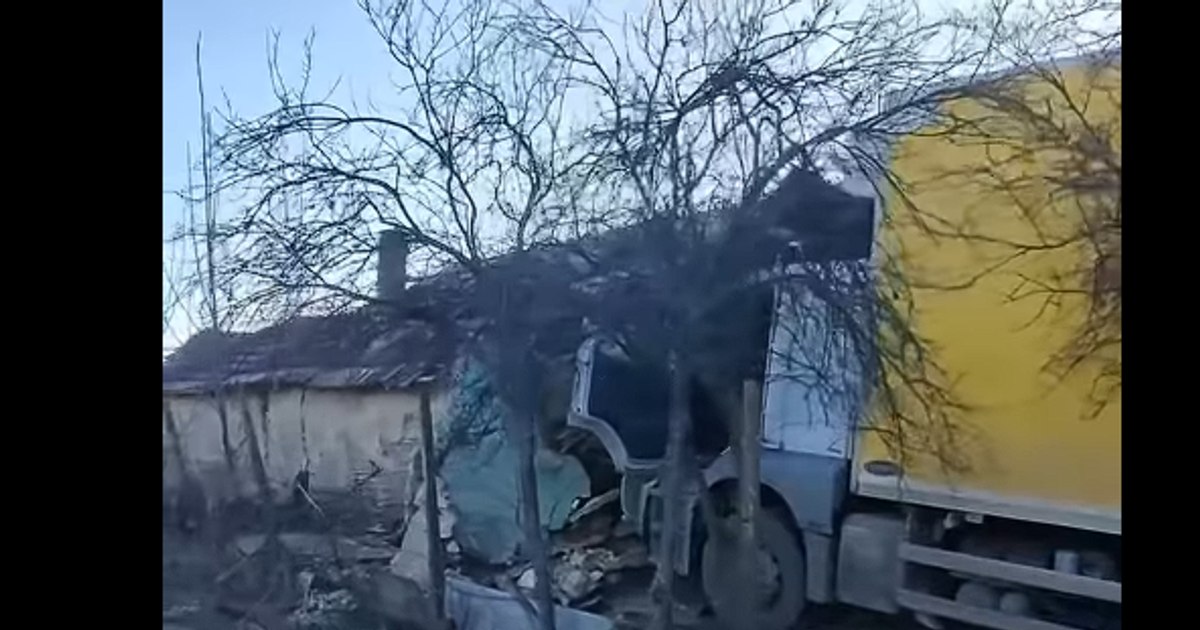 TIR scăpat de sub control dărâmă casa unei bătrâne, șoferul fiind beat.