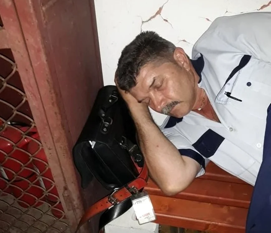 Angajatul CFR doarme pe o bancă din Gara Deda pentru că dormitorul destinat salariaţilor, din incinta gării, a fost închis