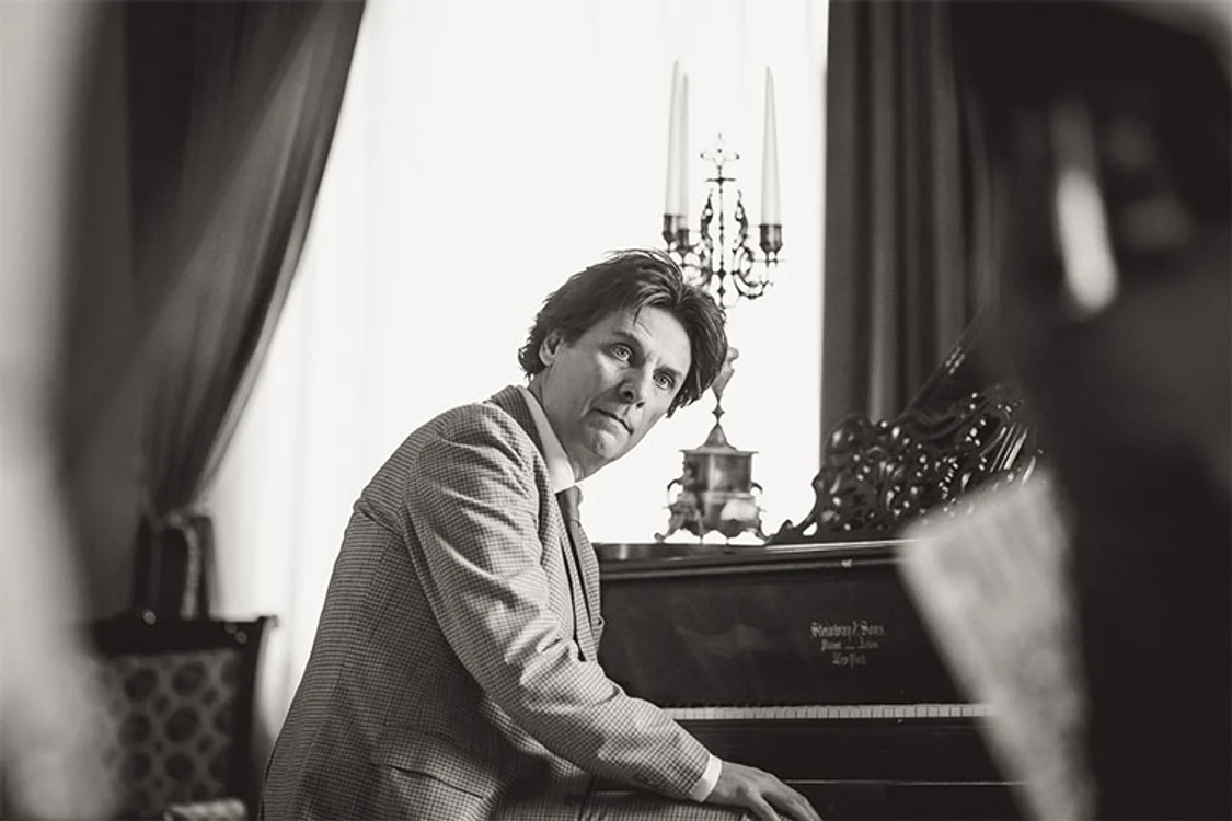 Mircea Dragoman joacă rolul lui George Enescu. FOTO: Mihail Oprescu