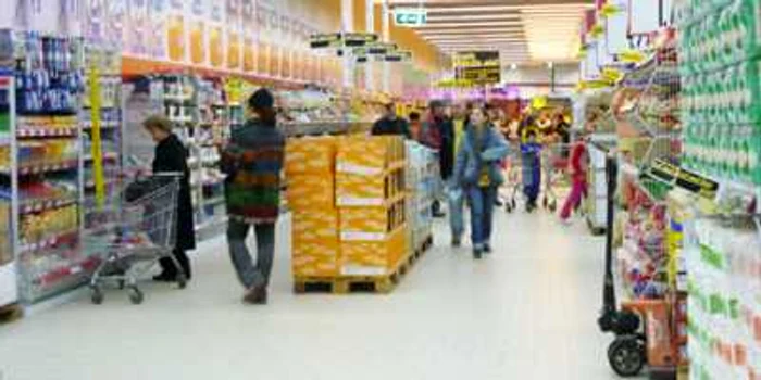 Sucevenii îşi umplu coşul de cumpărături cu produse la promoţie