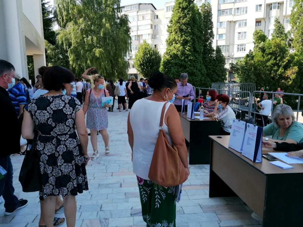 Deşi sute de persoane au trecut prin faţa angajatorilor, puţine au fost încântate de ofertele patronilor FOTO. Alina Mitran