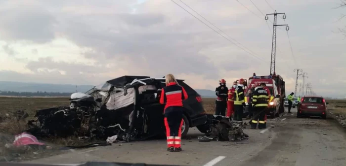 Maşina condusă de omul de afaceri s-a lovit de un pom de pe marginea drumului FOTO Infotrafic/Facebook