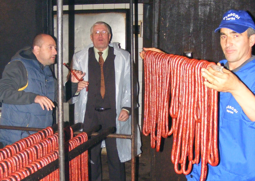Carnaţii de Pleşcoi se afumă după metode tradiţionale