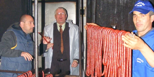 Carnaţii de Pleşcoi se afumă după metode tradiţionale