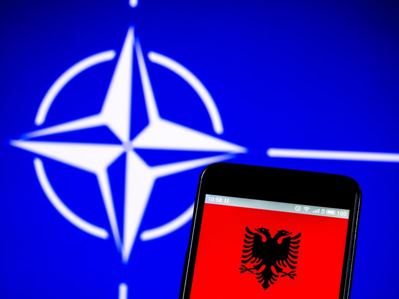 Albania a pus la dispoziţia NATO o bază aeriană construită în epoca sovietică