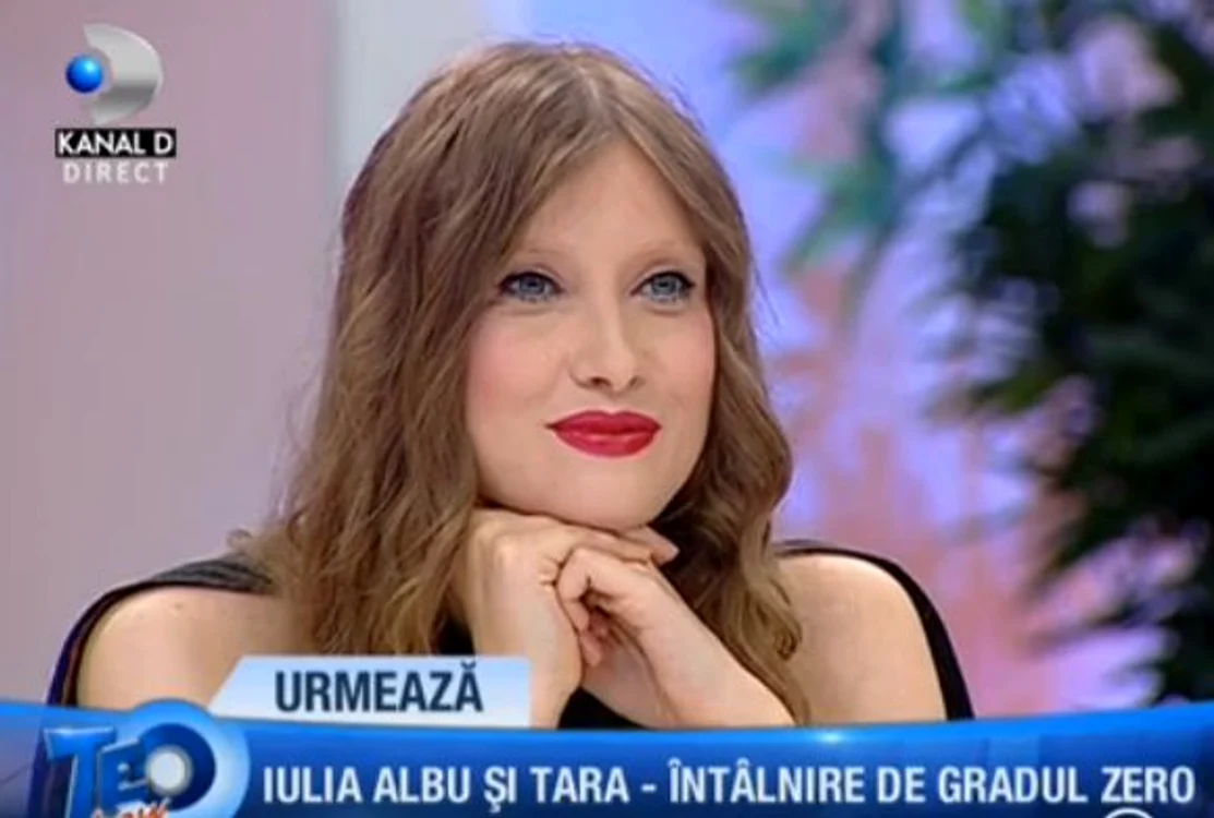 
    Iulia Albu, la emisiunea lui Teo Trandafir. (captură Kanal D)  
