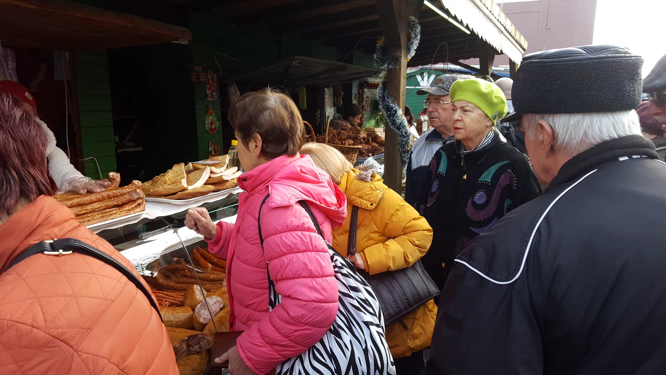 În Obor, lumea  cumpără orice, de  la mezeluri la brazi