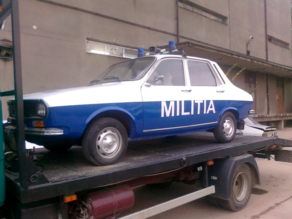 Poliţia scoate la licitaţie obiectele foarte vechi rămase prin garajul Inspectoratului