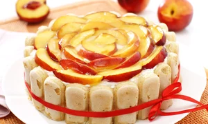 Tort cu sarlota si nectarine  Sursa foto shutterstock 84006607 jpg