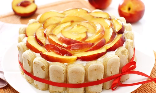 Tort cu sarlota si nectarine  Sursa foto shutterstock 84006607 jpg