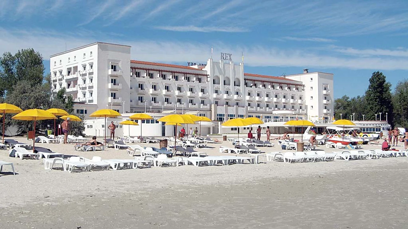 Hotelul Rex din Mamaia, un simbol al luxului, a ajuns o ruină / foto: arhiva Click!