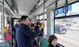 Ciucu in linia 5 de tramvai1 jpg