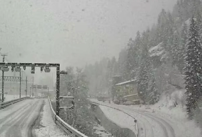 Trenul a deraiat lângă Goppenstein, în cantonul Valais FOTO Webcam BLS