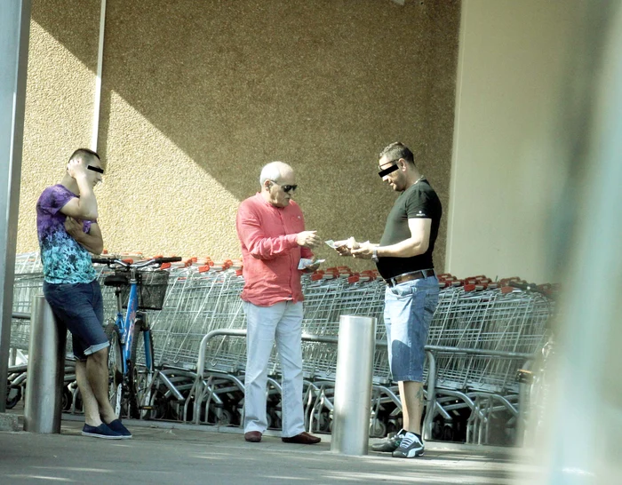 
    Nelu Ploieşteanu  primeşte mai multe  hârtii de 100 de lei  de la bărbatul  cu faţă de cămătarFoto: Blitz  