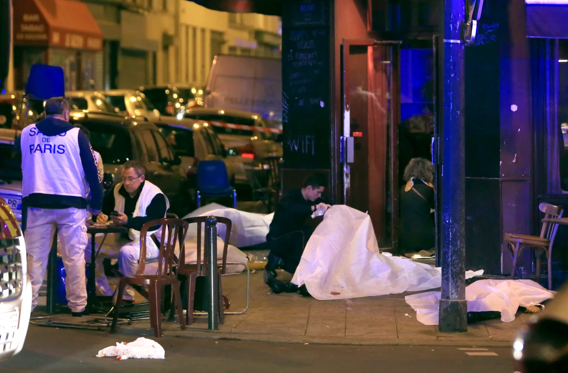 
    Autoritățile franceze cred că mai mulți teroriști au scăpat cu viață și au reușit să fugă în Belgiafoto: AP  