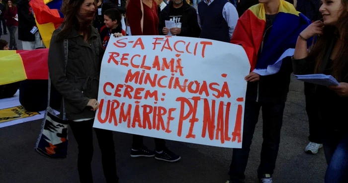 Peste 200 de suceveni au protestat împotriva proiectului de la Roşia Montană. FOTO: Dinu ZARĂ