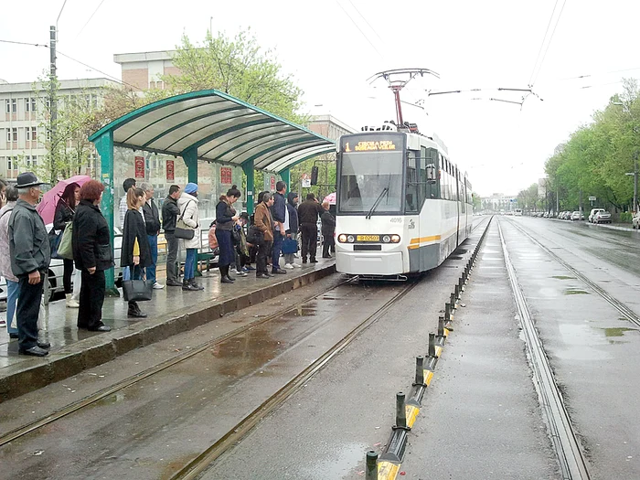 Tramvaiul 1 a respectat ieri graficul RATB, cu întârzieri de maximum două minute