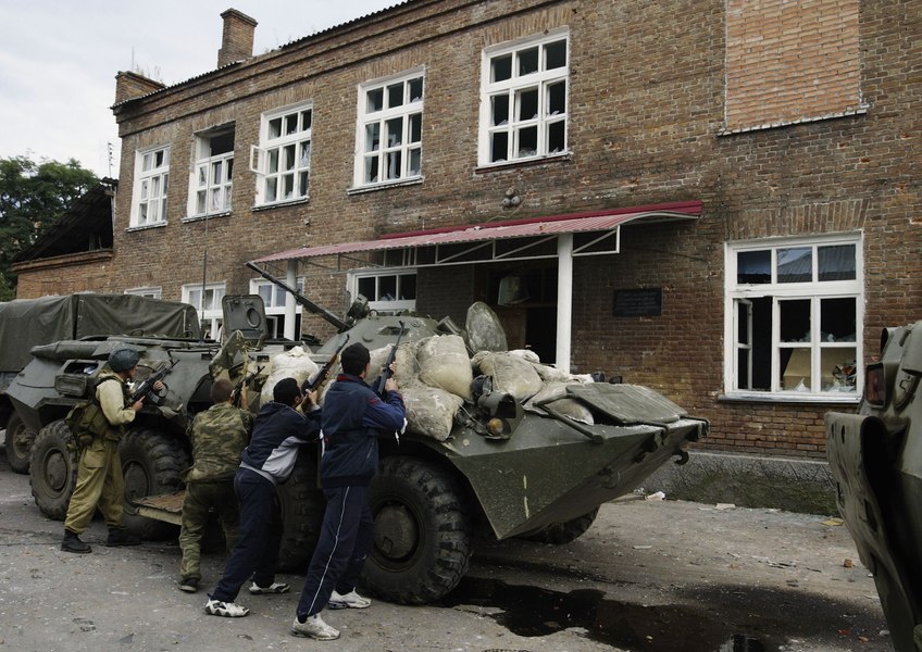 1 septembrie: 20 de ani de la masacrul de la școala din Beslan. Un grup de teroriști a luat ostatici peste 1.100 de persoane: 338 de morți