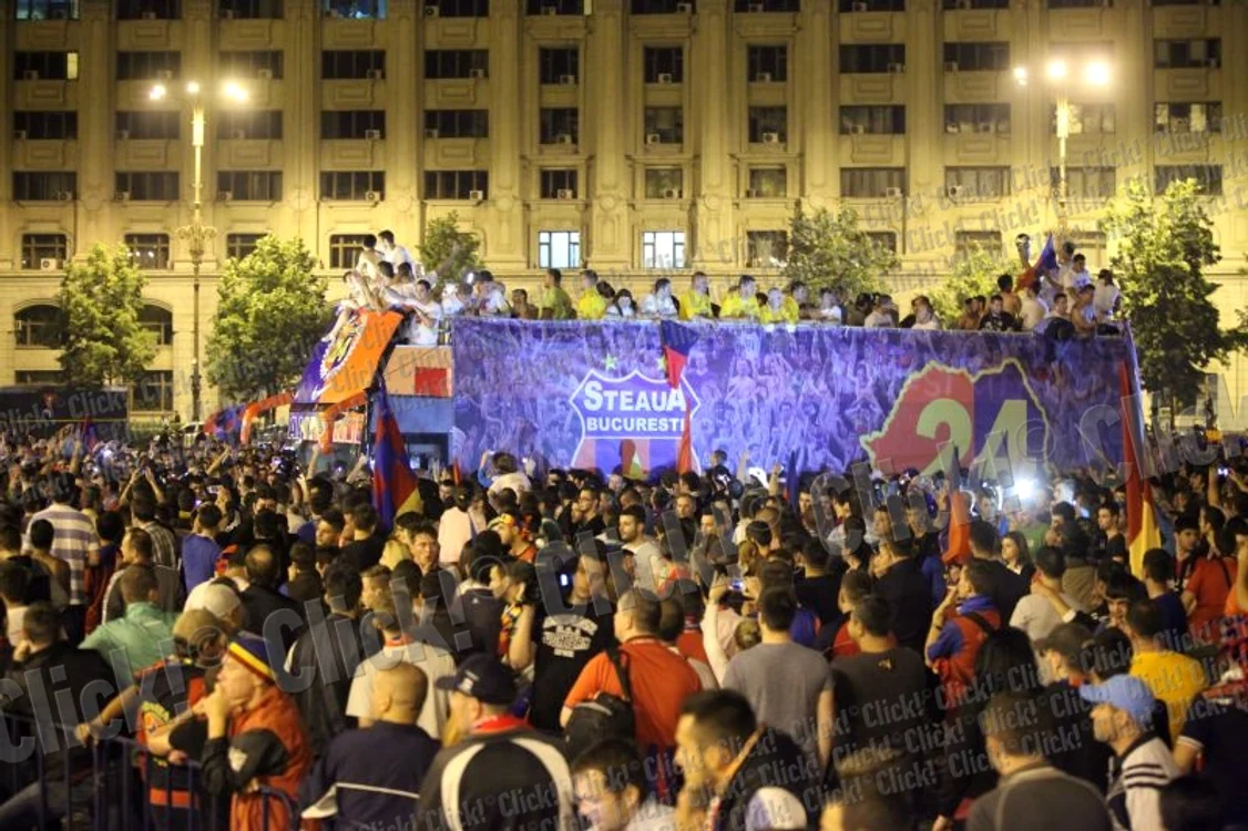 Suporterii stelişti au sărbătorit în Piaţa Constituţiei