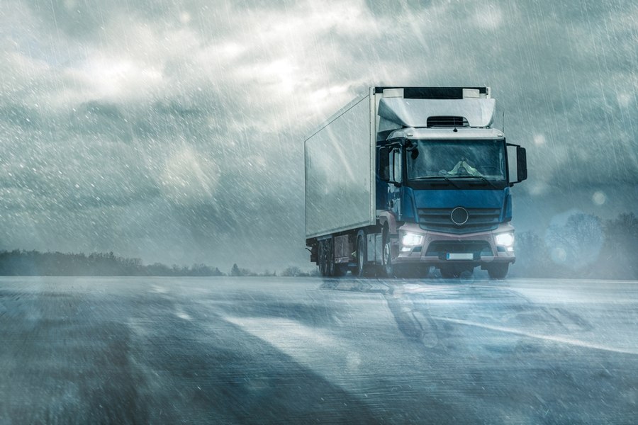 Ploaie torenţială pe A3 Bucureşti - Braşov. Pericol de acvaplanare din cauza cantităţilor însemnate de apă pe carosabil