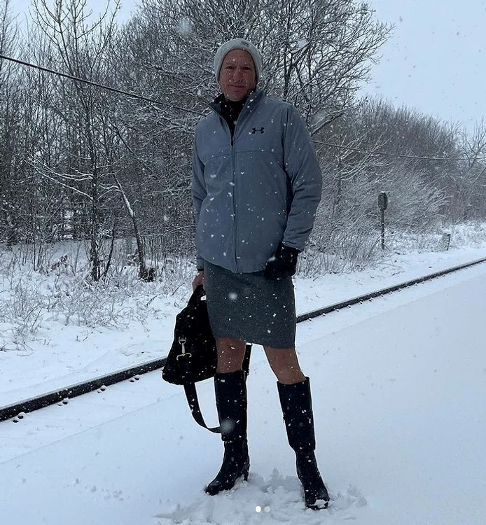 5 barbatul de 61 de ani poarta fuste si tocuri 6 jpg jpeg