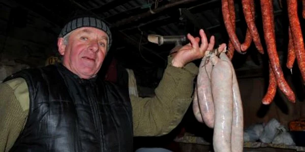 Mezelarii din Ţinutul Pădurenilor fac din bunătăţi delicatese gastronomice