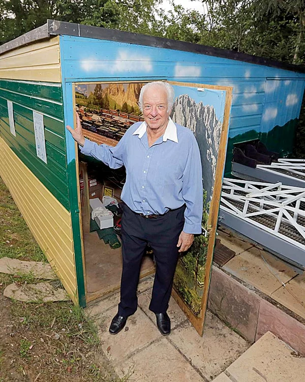 Roy James şi-a construit  singur hambarul pentru trenuleţe care se întinde  pe o suprafaţă de 1.000 de metri pătraţi 