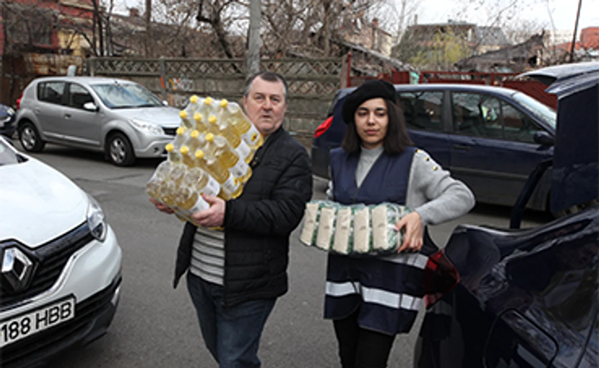 Reporterul voluntar a participat la triat ajutoare. Foto: Sever Gheorghe