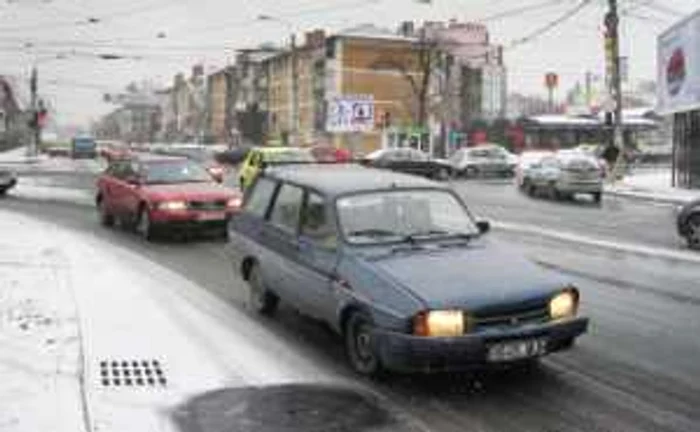 Traficul este îngreunat de ninsoare