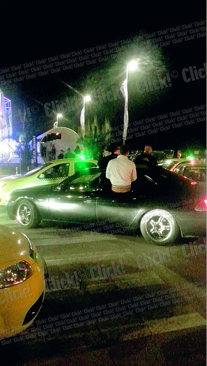 Nu, nu e o scenă de balet,  ci o scenă penibilă, în care o tânără beată e culeasă  de pe jos de amicii săi