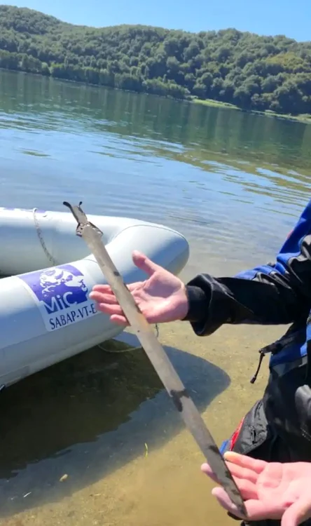 Sabia de bronz, recuperată și scoasă din lac