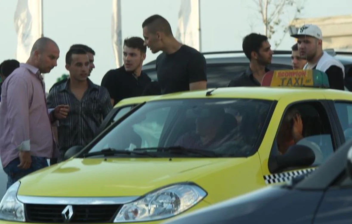 Prietenii lui Cătălin nu aveau loc toţi în taxi