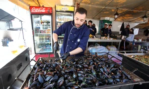 La Festivalul Pescăresc sunt preparate și scoici în vin alb jpeg