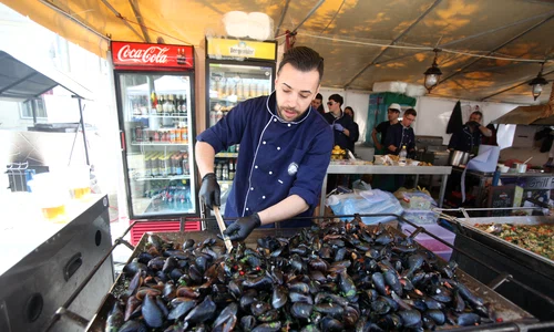 La Festivalul Pescăresc sunt preparate și scoici în vin alb jpeg