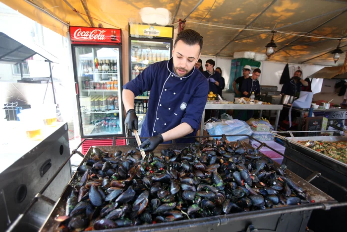 La Festivalul Pescăresc sunt preparate și scoici în vin alb