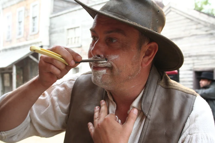 “Ghici cine vine la Cronică!”