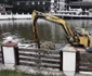 Curăţenie pe lacul din Poiana Braşov. Foto