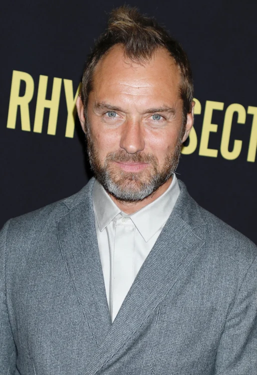 
    Jude Law, 47 de ani, nu a pierdut vremea cât a stat în izolarea impusă de epidemia de COVID-19foto: Profimedia  