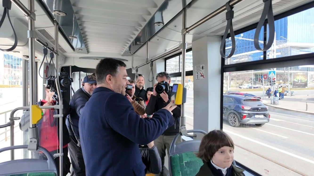 Primarul general Ciprian Ciucu a fost primul care călător plătitor (FOTO: Primăria Capitalei)