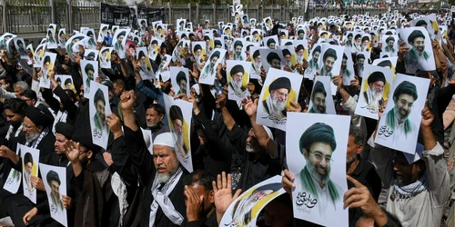 Postere cu liderul suprem Mojtaba Khamenei FOTO Profimedia 