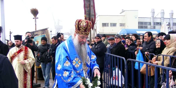 procesiune de bobotează la malul Dunării FOTO Corina Macavei