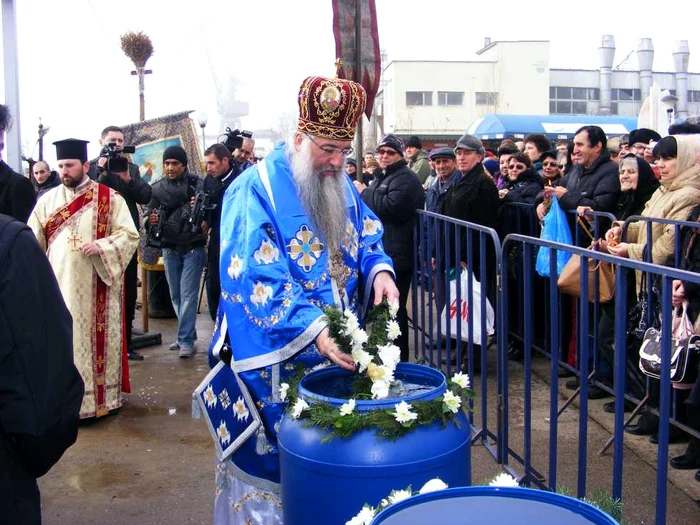 De Bobotează preoţii sfinţesc apele, despre care se spune că au puteri miraculoase Foto: Adevărul