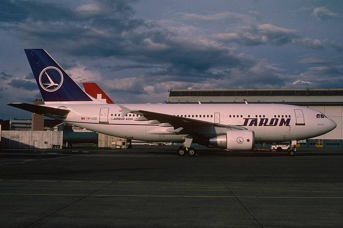 
    Aeronava Airbus 310, fotografiată cu un an înainte ca prăbușirea ei la Balotești să omoare 60 de oameniFoto: wikipedia.ro/Aero Icarus  