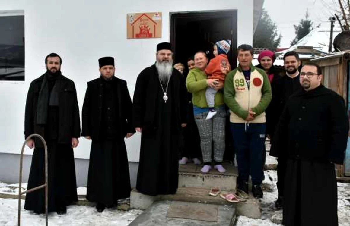 Trei familii au primit cheile noilor case de la Episcopul Huşilor, Preasfinţitul Ignatie