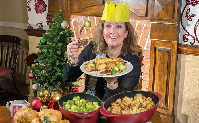 
    Britanica Jayne Winterham, de 60 de ani, spune că masa festivă o ajută să nu se îngraşe. Jayne mănâncă în fiecare zi bucate tradiţionale  