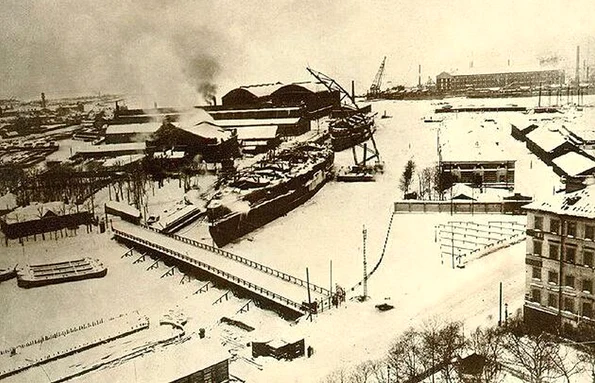 Nave militare în construcție pe un șantier naval rusesc, în iarna 1911-1912 (© Wikimedia Commons)