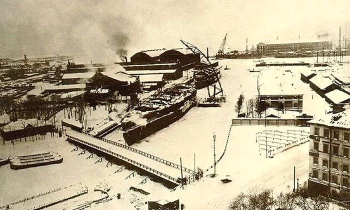 Nave militare în construcție pe un șantier naval rusesc, în iarna 1911-1912 (© Wikimedia Commons)