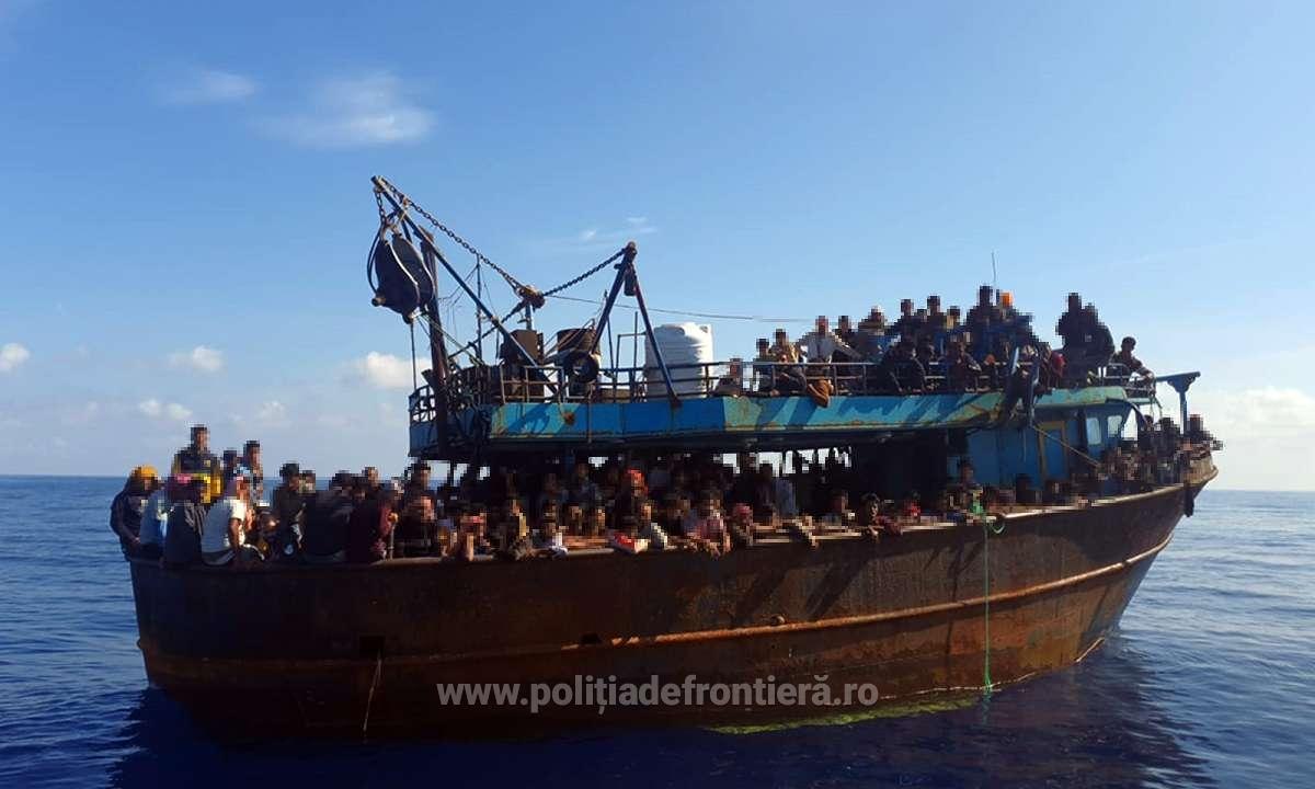 Peste 400 de migranți aflați în pericol pe o navă în Marea Mediterană, salvați de poliţiştii de frontieră români