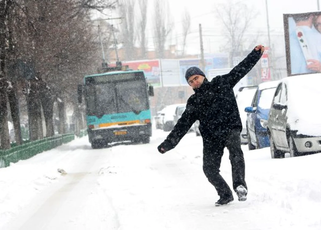 
    După o căzătură pe gheaţă te poţi alege cu fracturi dintre cele mai grave  